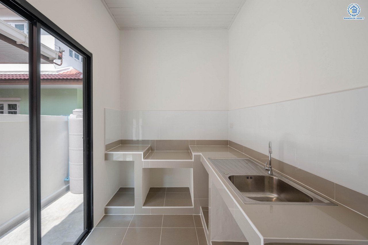 บ้านมือสองตกแต่งใหม่ โครงการ รติรมย์2 ราชพฤกษ์-กาญจนาภิเษก ซ.สวนผัก32 ส่วนกลางครบครัน พร้อมอยู่ เนื้อที่ 56 ตร.ว. ฟังก์ชัน 3 ห้องนอน 2 ห้องน้ำ 1 ห้องอเนกประสงค์ จอดรถได้ 2 คัน บนทำเลศักยภาพ เชื่อมต่อหลายเส้นทาง ใกล้ทางด่วน "ศรีรัช" และเซ็นทรัล เวสต์วิลล์...